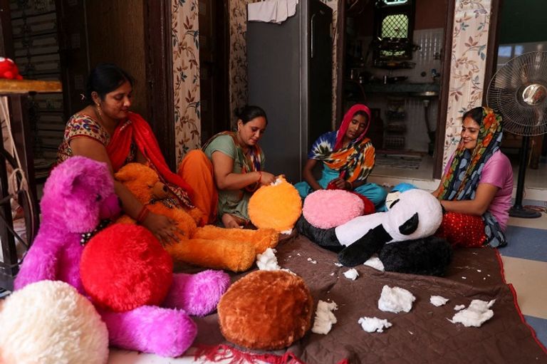 المصنع يحول أعقاب السجائر إلى حشو للدمى