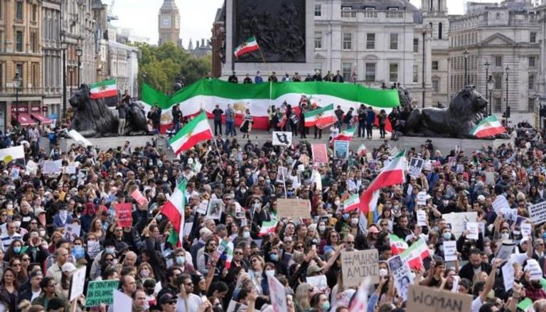 عشرات القتلى خلال قمع الاحتجاجات بإيران ومظاهرات تضامن في لندن