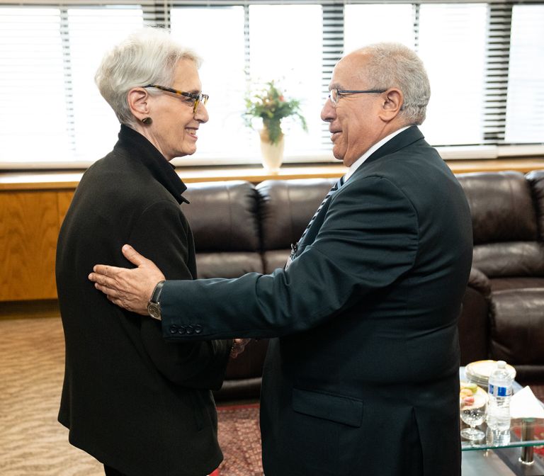 رمطان لعمامرة خلال لقائه بويندي شيرمان وزير الخارجية الجزائري خلال لقائه بالسفيرة الأمريكية