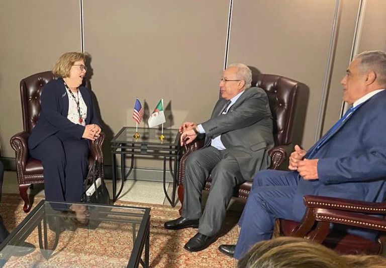 رمطان لعمامرة خلال لقائه مع باربرا ليف وزير الخارجية الجزائري خلال لقائه بالسفيرة الأمريكية