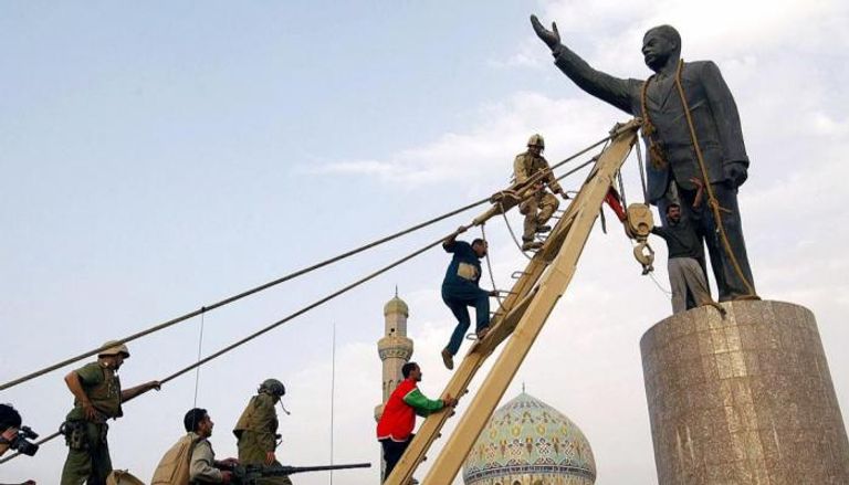 لحظة إسقاط تمثال صدام حسين في نيسان 2003