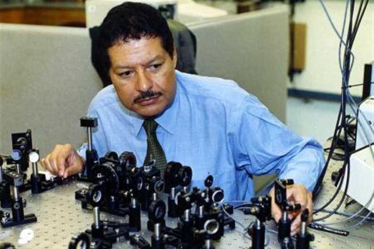 العالم المصري أحمد زويل والعالمة البريطانية دوروثي ماري هودجكن