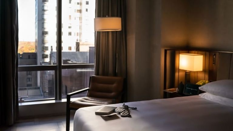 يتميز جناح النوم في Park Hyatt New York بسرير كينج من Bryte ومنتجات تعزز النوم مثل موزعات الزيوت العطرية أقنعة النوم - CNN Travel