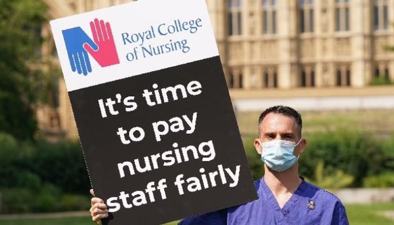 الممرضون يطالبون برفع أجورهم في بريطانيا