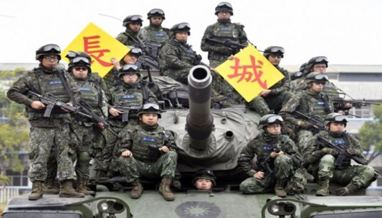 جنود من الجيش التايواني فوق دبابة