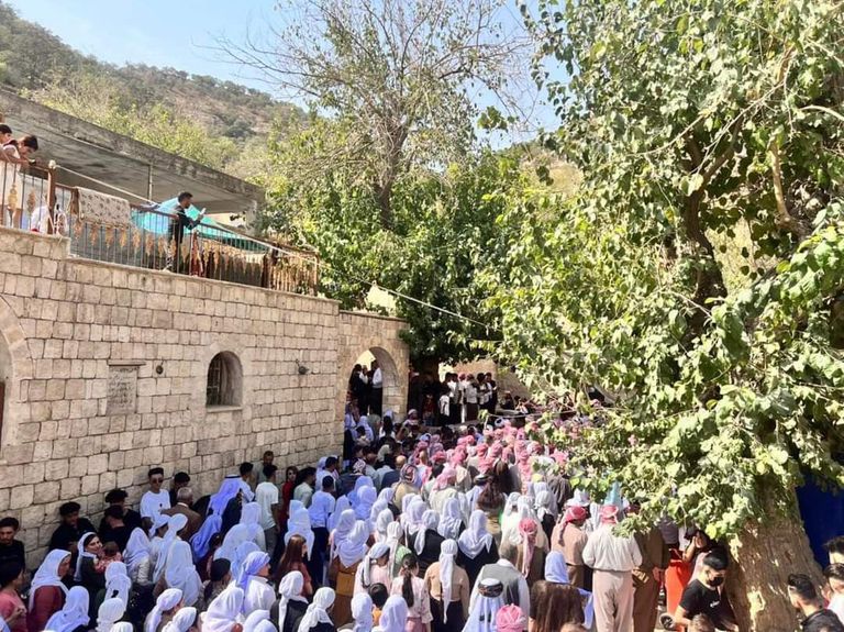 أبناء الطائفة الإيزيدية في معبد لالش