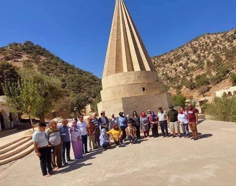 أبناء الطائفة الإيزيدية في معبد لالش