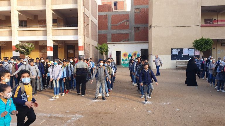 طلاب في أول أيام الدراسة في مصر - أرشيفية