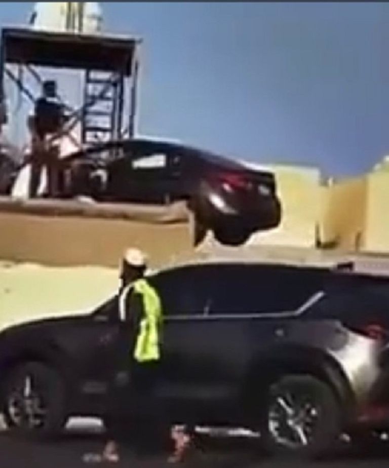 السيارة قفزت فوق المنزل