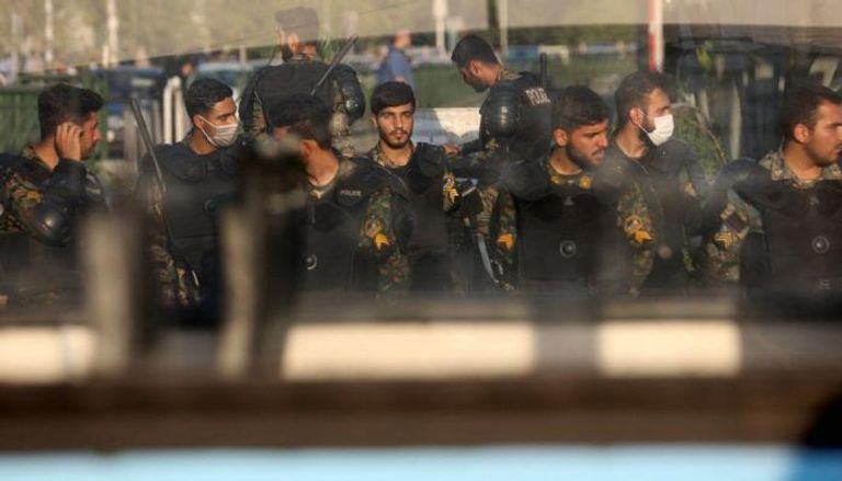 عناصر من الأمن الإيراني في محاولة لتفريق المتظاهرين