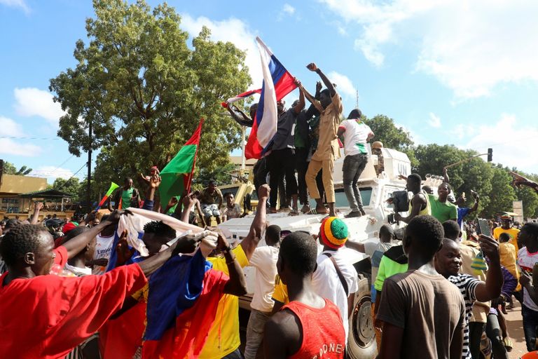 علم روسيا بجانب مدرعة عسكرية في بوركينا فاسو