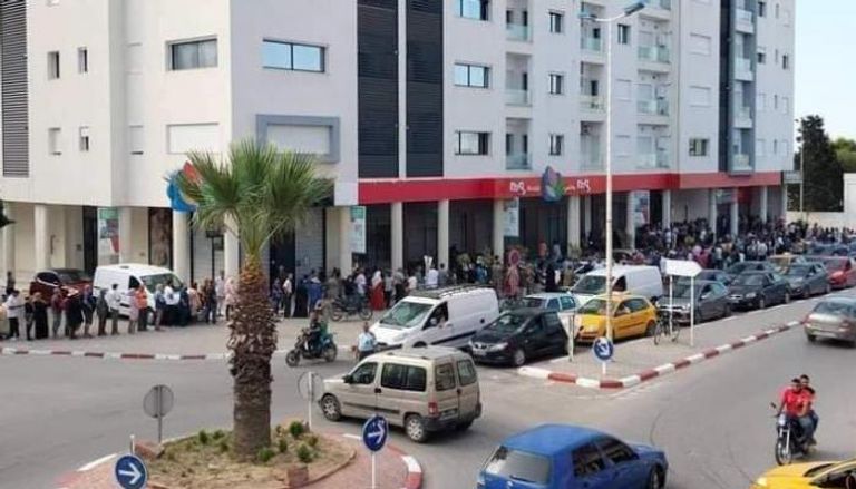 طوابير أمام أحد المحلات الكبرى في تونس