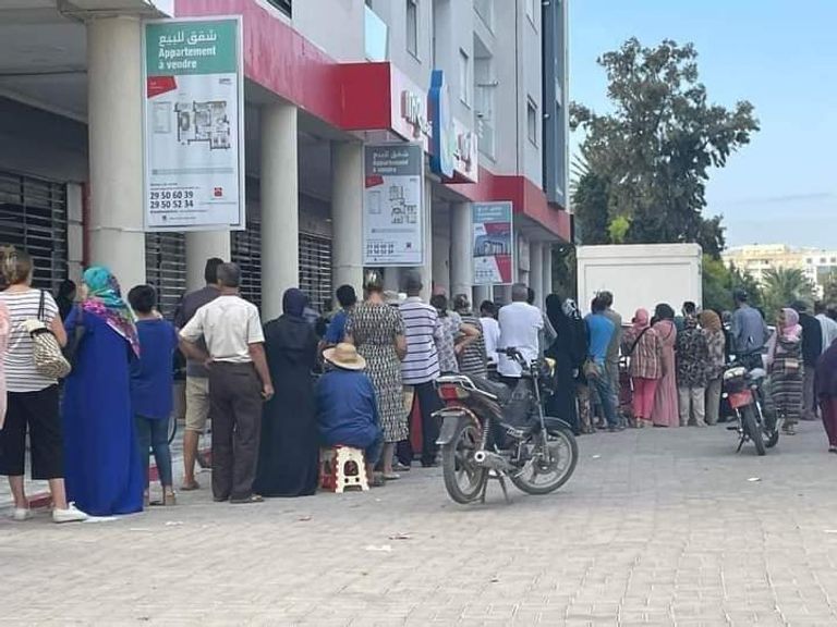 طوابير أمام أحد المحلات الكبرى في تونس