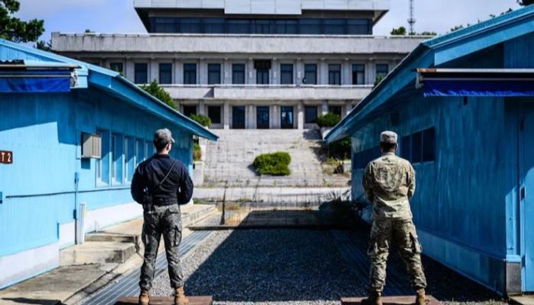 جندي تابع للأمم المتحدة وجندي كوري جنوبي على الخط الفاصل بين الكوريتين