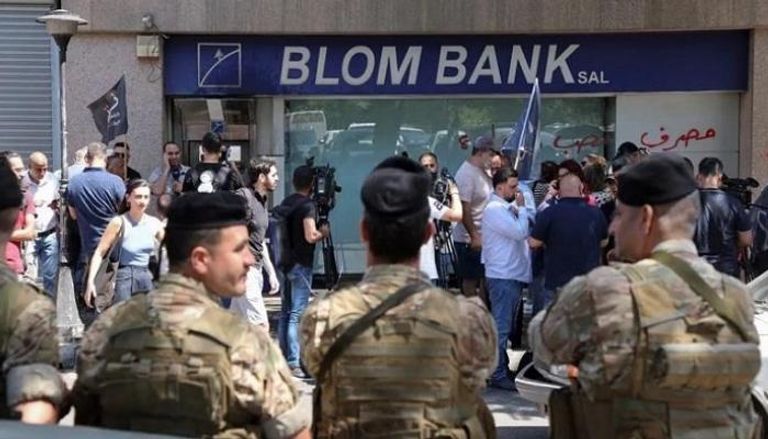 جانب من عملية اقتحام سابقة لأحد بنوك لبنان