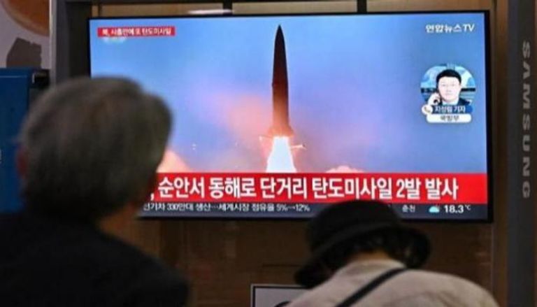 شاشة تظهر بثًا إخباريًا لتجربة صاروخ كوري شمالي – أ.ف.ب