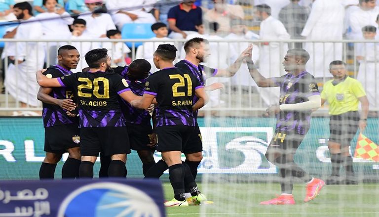 من مباراة الجزيرة والشارقة في الدوري الإماراتي