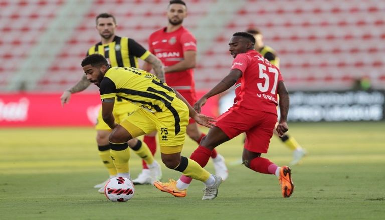 من مباراة الجزيرة والشارقة في الدوري الإماراتي