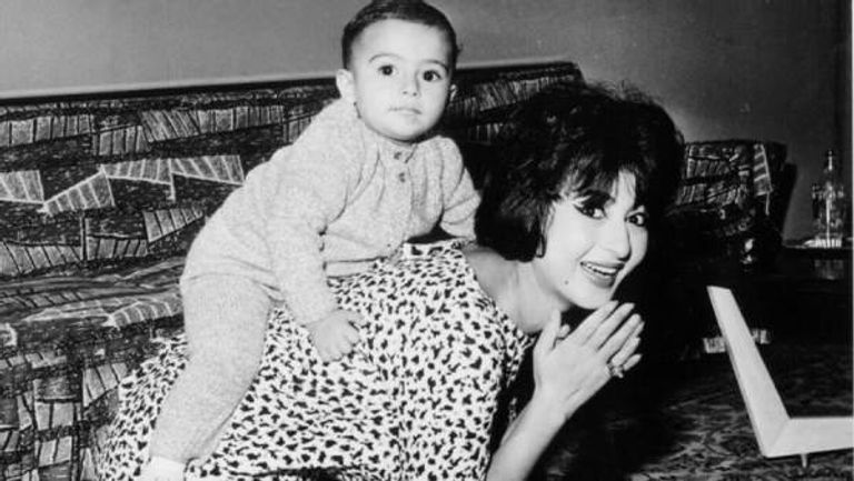 نعيمة عاكف مع ابنها الوحيد