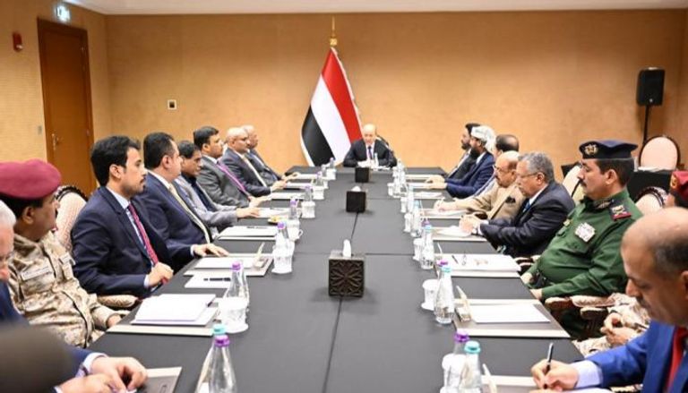 اجتماع المجلس الرئاسي مع كبار قيادات الدولة اليمنية