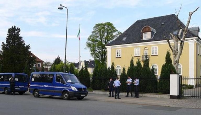 عناصر من الشرطة الدنماركية أمام سفارة إيران في كوبنهاغن