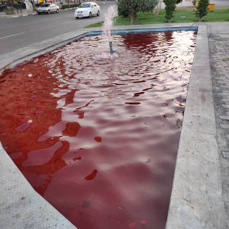 أحد برك طهران باللون الأحمر