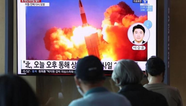 أناس يشاهدون تجربة صاروخية لكوريا الشمالية