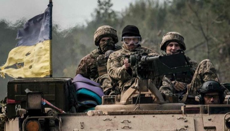 جنود أوكرانيون فوق دبابة - أرشيفية