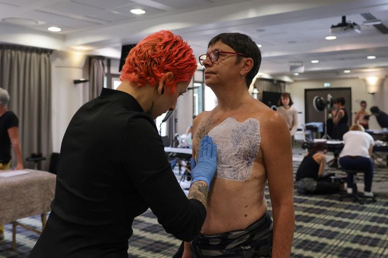 إحدى الناجيات بعد رسم الوشم