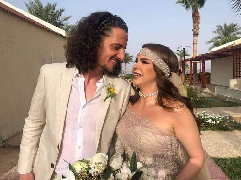 الفنانة دنيا عبدالعزيز