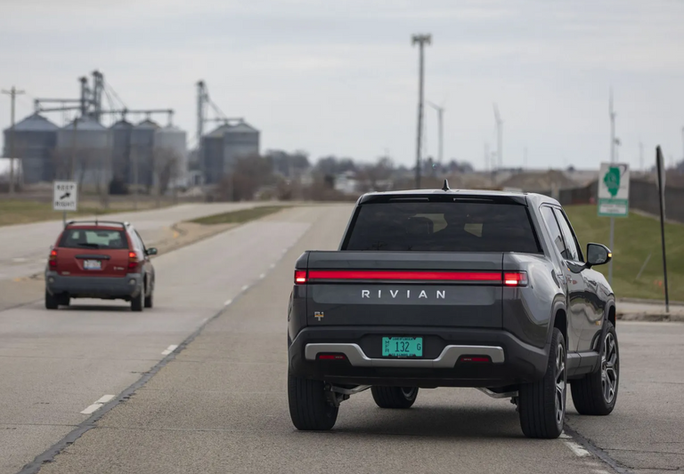 ريفيان ريفيان R1S