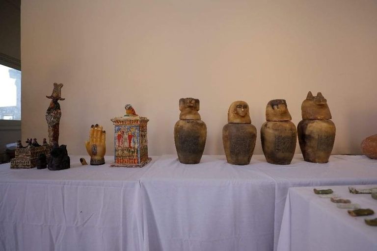 المتهم والقطع الأثرية المضبوطة