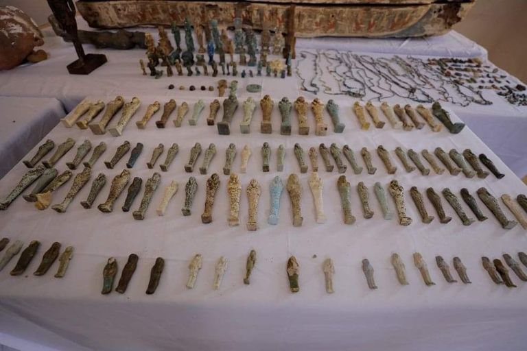 المتهم والقطع الأثرية المضبوطة