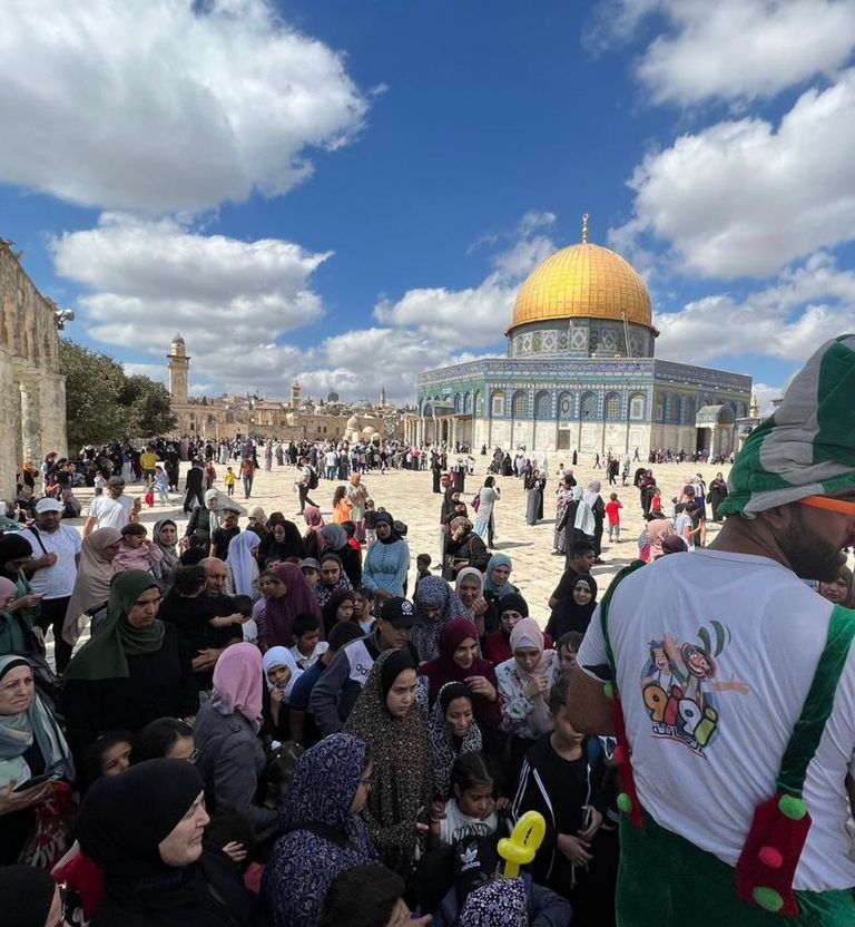 فلسطينيون يحيون ذكرى المولد النبوي بالقدس باب العامود بالقدس قبيل المواجهات