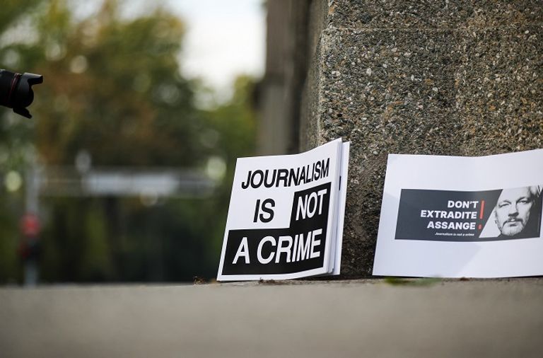 شعارات تطالب بإطلاق سراح أسانج