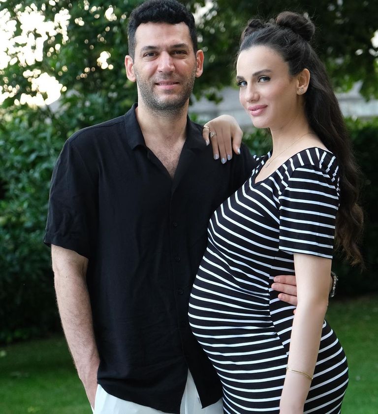 مراد يلدريم مع زوجته إيمان الباني في مراحل الحمل مراد يلدريم وزوجته إيمان الباني