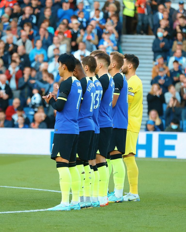 توتنهام يكرم مدربه الراحل