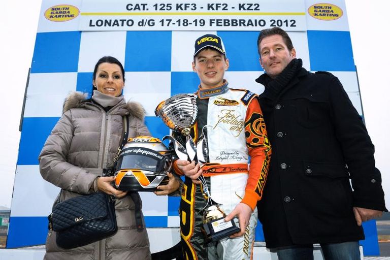 فرستابن مع أبيه وأمه ماكس فرستابن سائق ريد بول