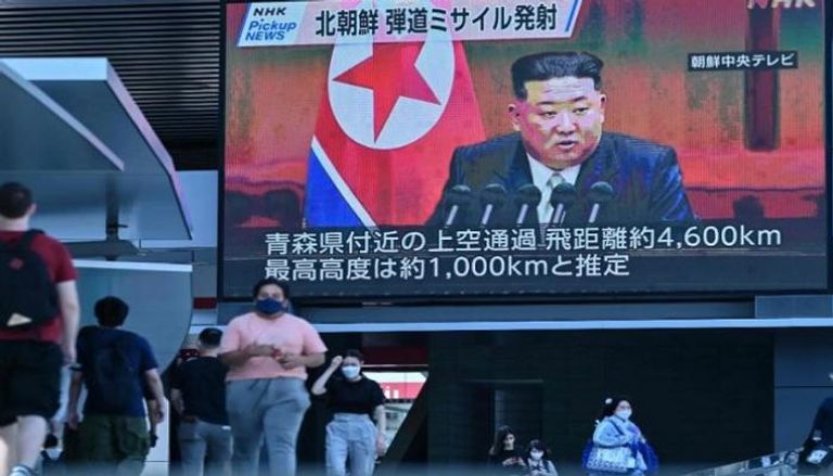 شاشة في طوكيو تعرض صور زعيم كوريا الشمالية كيم جونج أون - أرشيفية