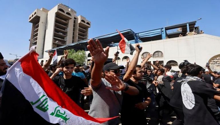 محتجون عراقيون خلال تظاهرات في العاصمة العراقية بغداد - أرشيفية