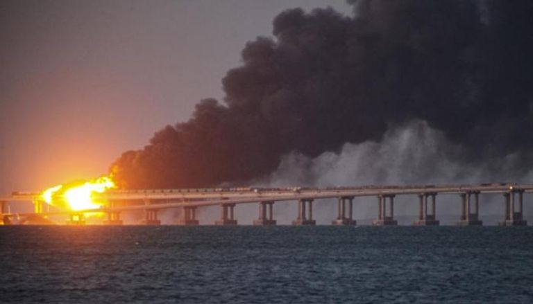 تصاعد الأدخنة جراء تفجير الجسر الرابط بين شبه جزيرة القرم وروسيا 