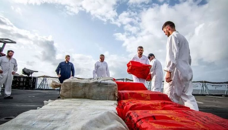 طاقم الفرقاطة مع شحنة المخدرات