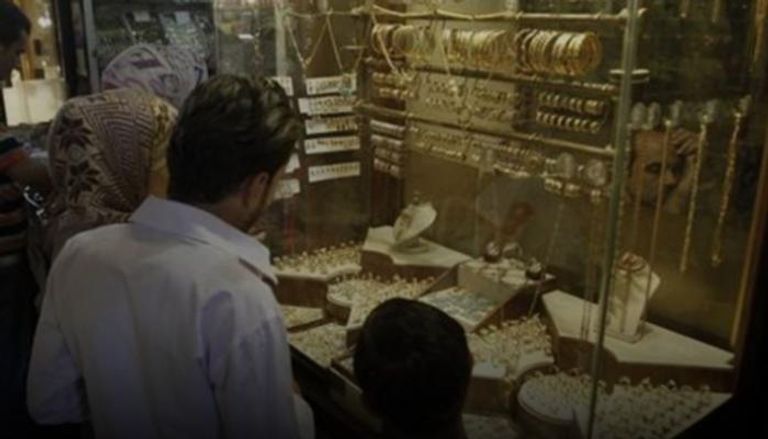 الذهب يحقق مكاسب بدعم الدولار في السوق المصري