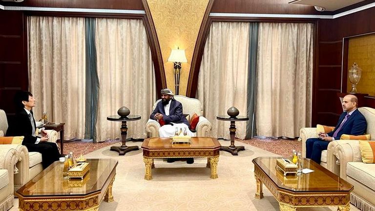 جانب من لقاء نائب رئيس مجلس القيادة الرئاسي اليمني الزبيدي مع وزير الدفاع   