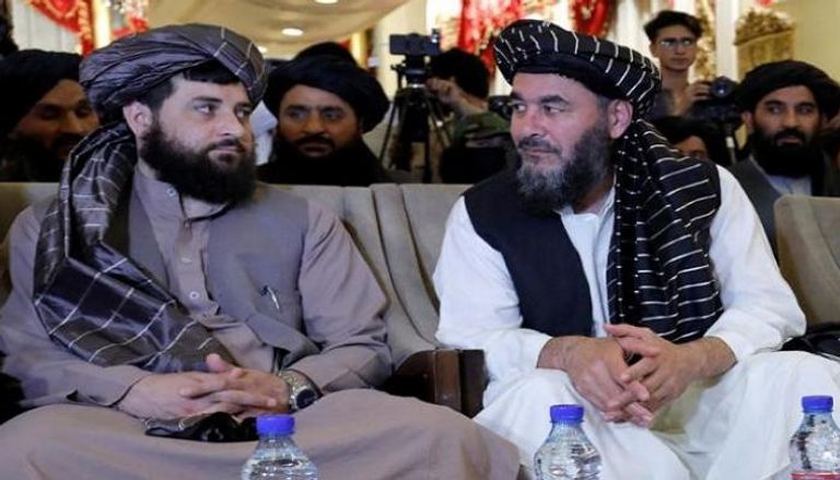وزير الدفاع الأفغاني بالوكالة الملا محمد يعقوب مجاهد والزعيم القبلي بشير نورزاي