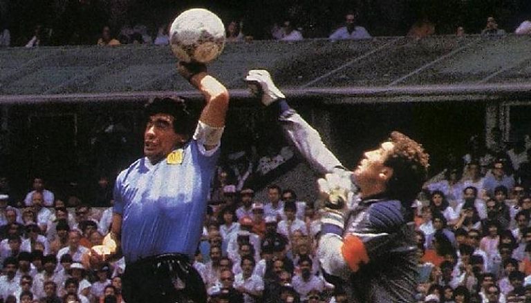 هدف مارادونا الشهير بيده في كأس العالم 1986