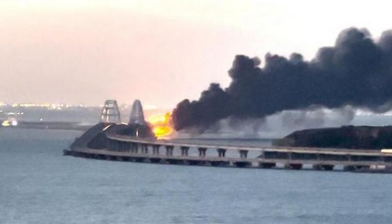 النار تشتعل في جسر القرم الحيوي في روسيا