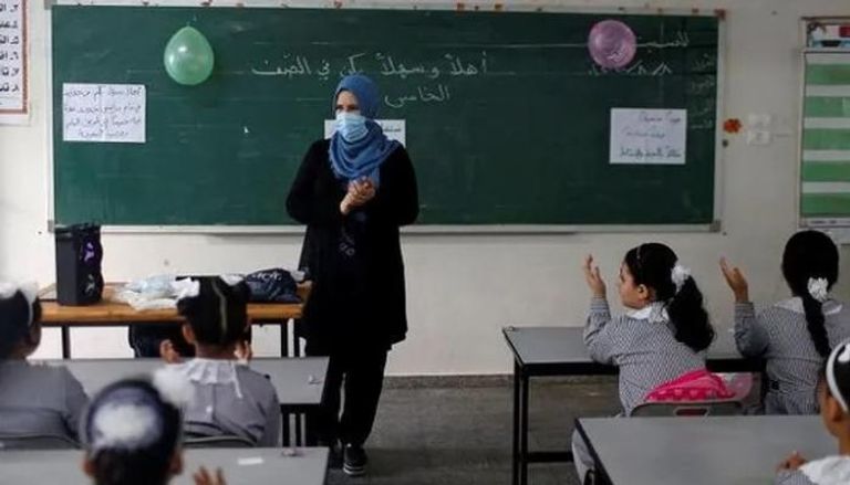 مدرسة تشرح لطالبات داخل أحد الفصول الدراسية - أرشيفية