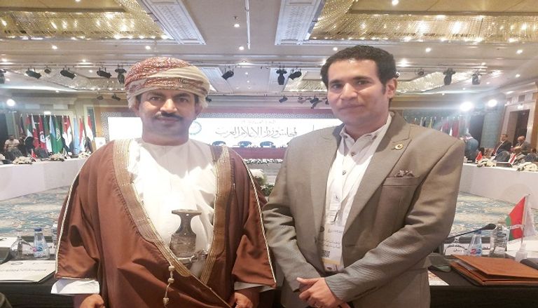 وزير الإعلام العماني مع مراسل "العين الإخبارية" في القاهرة