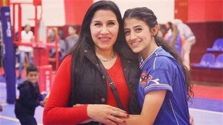 هناء حمزة وابنتها ريم مصطفى محمود الخطيب رئيس النادي الأهلي